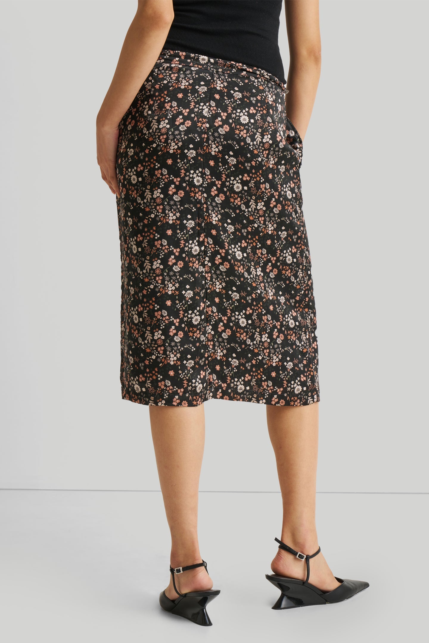 Brunch Skirt in Black Florals-2